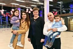 Familienbild mit Oberbürgermeisterin Eva-Maria Kröger beim Empfang für die Neubürgerinnen und Neubürger am 2. Februar 2023 in der StadtHalle Rostock.