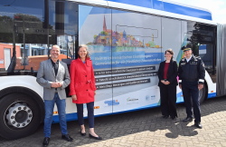 Senator Dr. Chris von Wrycz Rekowski, Marlen Schmidt, RSAG-Vorständin Yvette Hartmann und Achim Segebarth, Chef der Polizeiinspektion Rostock vor dem Bus der Rostocker Straßenbahn AG. 