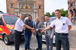 Fahrzeugübergabe mit Stefan Kiekhöfer, Sebastian Theis (DRK), Senator Dr. Chris von Wrycz Rekowski, Gunnar Kesting (JUH) und Michael Allwardt (v.l.n.r.).