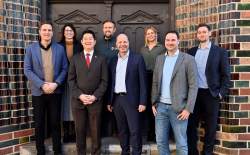 Teilnehmer*innen (v.l.n.r.): Johannes Wolff (Smart City), Ivana Stijelja (Internationales), Generalkonsul Jason Chu, Martin French (Wirtschaftsförderung LRO), Senator Dr. Chris von Wrycz Rekowski, Kathleen Schulz (Amt für Digitalisierung und IT), Dr. Martin Setzkorn (DIZ) und Hauke Scheffler (OTC).