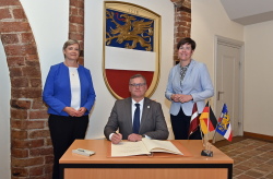 Eintrag ins Gästebuch Viesturs Kleinbergs, Bürgermeister von Riga, I.E. Alda Vanaga, Außerordentliche und bevollmächtigte Botschafterin der Republik Lettland in der Bundesrepublik Deutschland und Oberbürgermeisterin Eva-Maria Kröger