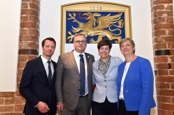 v.l. Tom Scheffler, Honorarkonsul Lettlands MV, Viesturs Kleinbergs, Bürgermeister von Riga, Oberbürgermeisterin Eva-Maria Kröger, I.E. Alda Vanaga, Außerordentliche und bevollmächtigte Botschafterin der Republik Lettland in der Bundesrepublik Deutschland