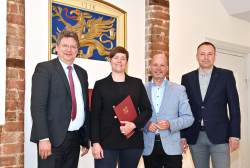 v.l.n.r.: Minister Reinhard Meyer, Oberbürgermeisterin Eva-Maria Kröger, Senator Dr. Chris von Wrycz Rekowski und Gunnar Abend, Abteilungsleiter Hafenbau und -bewirtschaftung  im Hafen- und Seemannsamt