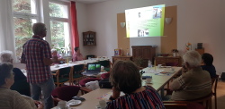 Seniorensicherheitsberater Klaus-Dieter Karpuschkat im Dialog mit Seniorinnen und Senioren.