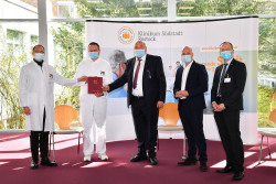 Das Südstadtklinikum ist seit dem 1. April 2021 Rheumazentrum. (v.l.n.r) der Ärztliche Direktor Prof. Dr. Jan P. Roensner, Chefarzt Dr. Norman Görl, Minister Harry Glawe, Senator Dr. Chris Müller-von Wrycz Rekowski und Verwaltungsdirektor Steffen Vollrath