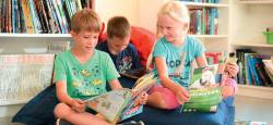 Lesende Kinder