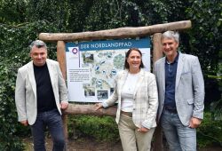 Übergaben heute das ehemalige Flamingohaus an die Lemminge - Roland Blank vom Vorstand der WG Schiffahrt-Hafen (re.) mit Zoodirektorin Antje Angeli und Thomas Richert, Geschäftsführer der Sanitärtechnik Nord GmbH und Woge-Team GmbH. Enthüllt wurde auch die Tafel mit Informationen zum Nordlandpfad. Die Lemminge können jetzt in ihrem neuen Revier beobachtet werden.