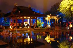 beleuchteter Chinesischer Pavillon im IGA Park