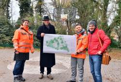 Franka Rose vom Amt für Stadtgrün, Planer Hannes Rother sowie Wenke Kluth und Stefan Patzer vom Amt für Stadtgrün, Naturschutz und Friedhofswesen (v.l.) 