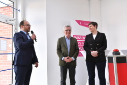 Eröffnung des Stadtbibliotheks-Projektes „Makerspace Rostock“ durch Oberbürgermeisterin Eva-Maria Kröger, den Vorstandsvorsitzenden der Deutsche Telekom Stiftung Dr. Thomas de Maizière und Senator Steffen Bockhahn am Toitenwinkeler Sternplatz in der Albert-Schweitzer-Straße 24. 