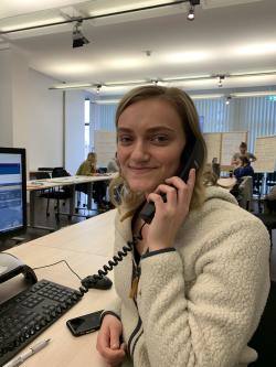 Marieke Dost am Bürgertelefon.