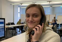Marieke Dost am Bürgertelefon.