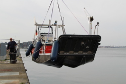 Mehrzweckboot der Rostocker Feuerwehr am Haken