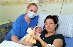 Casper ist Rostocks Neujahrsbaby Nr. 1, hier mit Hebamme Claudia Welsch und Neu-Mama Samantha Gaedke (25).