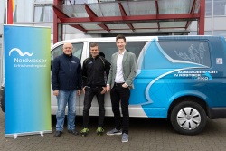 Gruppenbild  Peer Steinbrückner (Public Relations Nordwasser GmbH), Christian Neumann (TC Fiko Rostock e.V.) und Florian Kuha (Geschäftsführer Nordwasser GmbH)