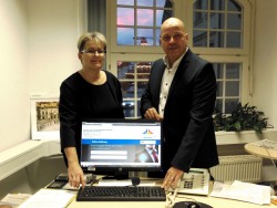 Senator Dr. Chris Müller-von Wrycz Rekowski und Jana Böttcher, Abteilungsleiterin im Stadtamt, präsentieren das neue Serviceangebot.