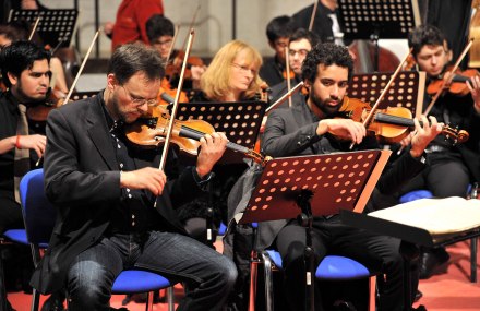 Unterstützt wurden die Musiker vom Opernchor des Volkstheaters und der Singakademie sowie von den Solisten Barbara Krieger, die das Konzert mit initiiert hatte, Luisa Islam-Ali-Zade, Karo Khachatryan und Tobias Schabel.