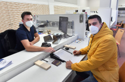 Anmeldung ausländischer Studierender, hier Ortsamtsmitarbeiter Oliver Schröder (l.) und Student Hooman Mahdian