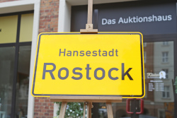 Ortseingangsschild vor dem Auktionshaus in der Langen Straße
