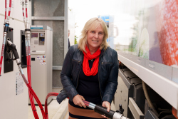 Heike Witzel, Vorstand der Stadtwerke Rostock AG, betankt LKW an der neuen Bio-CNG Tankstelle in Marienehe