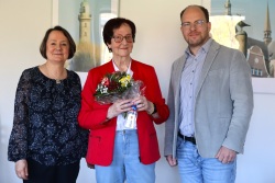 Verabschiedung Rita Bohk, v.l.n.r. Personalleiterin, Silke Grohmann, Rita Bohk und Vorstandsvorsitzender, Steffen Bockhahn
