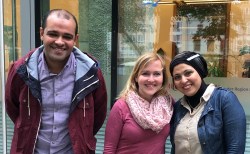 Rasha und Ayman mit Beraterin Isabel Haberkorn vor dem Welcome Center der Region Rostock.