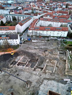 Rathaus-Rostock-Nov-23: Blick auf die Rathausbaustelle Ende November 2023. Zu sehen sind die Keller der ehemaligen Giebelhäuser An der Hege 4 bis 9 (von links nach rechts). Am oberen Rand der Baustelle befindet sich die Kleine Wasserstraße.
