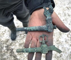 Rathaus-Rostock-Zapfhaehne: Besondere Fundstücke in den Kellern der Giebelhäuser An der Hege waren verschiedene Zapfhähne aus dem 16./17. Jahrhundert. Sie stammen aus Norddeutschland und wurden aus Bronze gefertigt. 