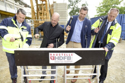 Dank an die Handwerker für das glückliche Gelingen des Rohbaus: Jens A. Scharner, ROSTOCK PORT-Geschäftsführer, Dr. Chris von Wrycz Rekowski, erster Stellvertreter der Oberbürgermeisterin, Markus Kutz, projektleitender Architekt  von den Buttler Architekten und Dr. Gernot Tesch, ROSTOCK PORT-Geschäftsführer, hämmern die Zimmermannsnägel in den Richtbock (von links nach rechts).