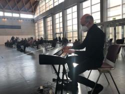 Konzertpianist Rico Gatzke am 3. März 2021 im Impfzentrum Rostock.