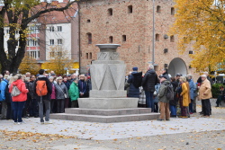 Denkmal für die Opfer des Faschismus zur Wiedereröffnung des Rosengartens am 3.  November 2023. 