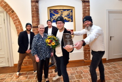 Übergabe des Ehrenamtspreises der Rostocker Sieben e.V. an die Rostocker Eisbademeisters (v.l.n.r.: David Garbe, Jana Röper, Stefan Dähn, Gabriel Rath und OB Claus Ruhe Madsen). 