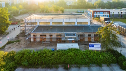 Sporthalle Pablo-Picasso-Straße 43 (Toitenwinkel), hinten rechts der neue Hort „De Veermaster“.