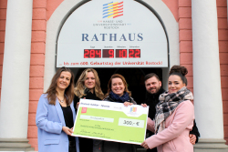 Scheckübergabe vor dem Rathaus: Franziska Nagorny (Projektbüro Doppeljubiläum), Mandy Borkenhagen-Tiede (Schatzmeisterin Kinderschutzbund), Kati Sievert (Vorstand Kinderschutzbund), Manuel Hagedorn (Auktionator, Geschäftsführung Küstenhammer), Caro Jarling (Küstenhammer) (v.l.n.r.)