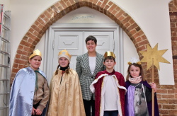 Sternsinger mit Oberbürgermeisterin Eva-Maria Kröger am 11. Januar 2025 im Rathaus.