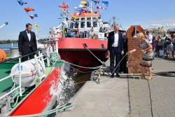 Babette Caffier taufte neues Feuerlöschboot „Albert Wegener