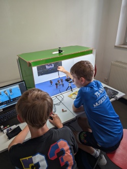 Kinder und Jugendliche produzieren einen Trickfilm mit einer Trickfilmbox