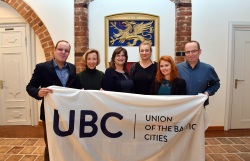 Dr. Steffen Stuth (Kulturhistorisches Museum Rostock), Sabine Zinzgraf, (Industrie- und Handelskammer zu Rostock), Karin Wohlgemuth, Daniela Bubber und Aleksandra Markianova (alle Büro des Oberbürgermeister) sowie Thomas Werner (Amt für Kultur, Denkmalpflege und Museen, v.l.n.r.)