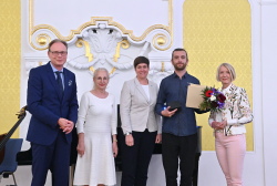 Philipp Heyna von der HEYNAHT GmbH wird für Besonderes Engagement zur Imageförderung der Stadt geehrt.