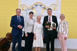 Rico Oertel von der Riedelsche Dachbaustoffe GmbH wird als Rostocker Familienbetrieb des Jahres 2023 geehrt.