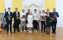 Unternehmerehrung am 16. Mai 2024: Preisträgerinnen und Preisträger mit Bürgerschaftspräsidentin Regine Lück, Oberbürgermeisterin Eva-Maria Kröger und Staatssekretär Jochen Schulte.