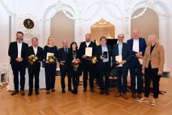 Ehrung im Barocksaal (v. l.): Rostocks Oberbürgermeister Claus  Ruhe Madsen, Prof. Dr. Thomas Gerber von Artoss, Saskia Schritt von der  Bootswerft Schritt, Olaf und Carola Wirth von der Wirth Tischlerei und  Innenausbau GmbH, Tobias Blömer von Die Rostocker Wurst- und  Schinkenspezialitäten, Manfred Keiper von Die andere Buchhandlung, Michael  Knull von Mühle Knull, Dr. Walter Gerike von Artoss und Anke Knitter,  Vorsitzende des Ausschusses für Wirtschaft und Tourismus der Bürgerschaft. 