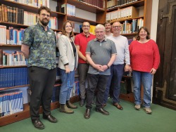 Der Gründungsvorstand des Verbandes für das Archivwesen in Mecklenburg-Vorpommern (von links) Michael Becker (Stadtarchiv Rostock), Alexandra Nørgaard (Stadtarchiv Güstrow), Kevin Nehls (Kreisarchiv Nordwestmecklenburg), Dr. Dirk Schleinert (Stadtarchiv Stralsund), Alexander Rehwaldt (Stadtarchiv Grevesmühlen), Dr. Karsten Schröder (Stadtarchiv Rostock) und Dr. Kathleen Jandausch (LAKD, Abt. Landesarchiv)