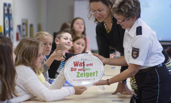 Schülerinnen und Schüler der Nordlichtschule mit Marlen Schmidt und Kerstin Lange