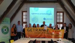 Gemeinsam für einen engagierten Jugendschutz.  Die Mitarbeiterinnen und Mitarbeiter der Getränkeland Heidebrecht GmbH CO.KG nach der Schulung auf dem Weg zur Zertifizierung im Rahmen der Rostocker Kampagne „Jugendschutz – WIR sind dabei!“
