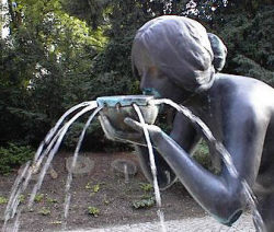 Die Trinkende, Bronzefigur am Rosengarten