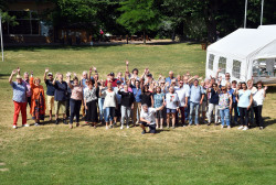 Gruppenbild der ehrenamtlichen Zoohelferinnen und -helfer