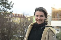 Sarah Kurze inszeniert „Eine Frau“ am Rostocker Volkstheater. 