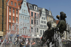 Brunnen der Lebensfreude, Giebelhäuser