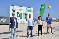  Tourismusdirektor Matthias Fromm (v.li.), Spielstrandleiter Andreas Zachhuber, Constanze Dopp von der AOK Rostock und der Sportliche Leiter der Rostocker Robben, Sven Körner